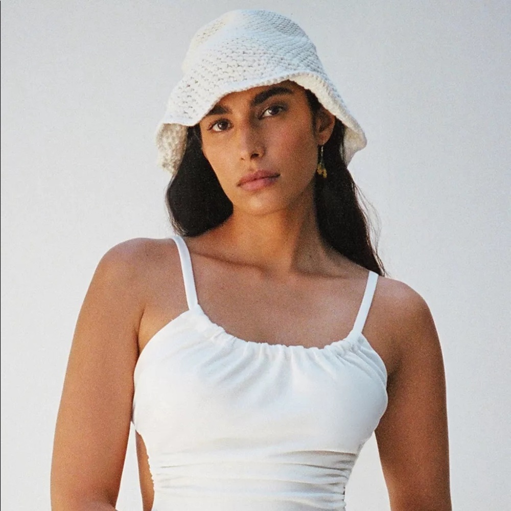 *SOLD OUT IN STORES* UO Bondi Rolled Crochet Bucket Hat Neutral/Off White/Beige